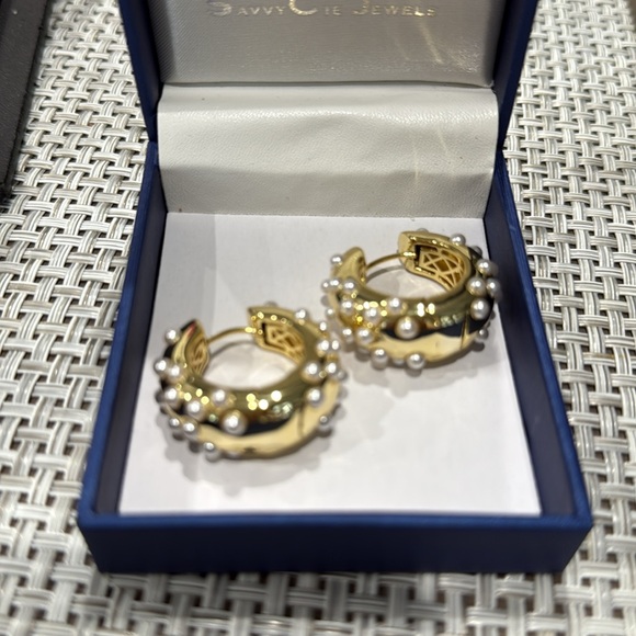 Savvy Cie NEW Faux Pearls Hoop Earrings - Picture 5 of 6